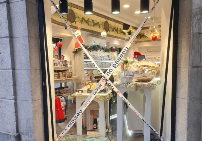 Ladrones revientan cristal de tienda Torrons Vicens en plena plaza Universitat de Barcelona