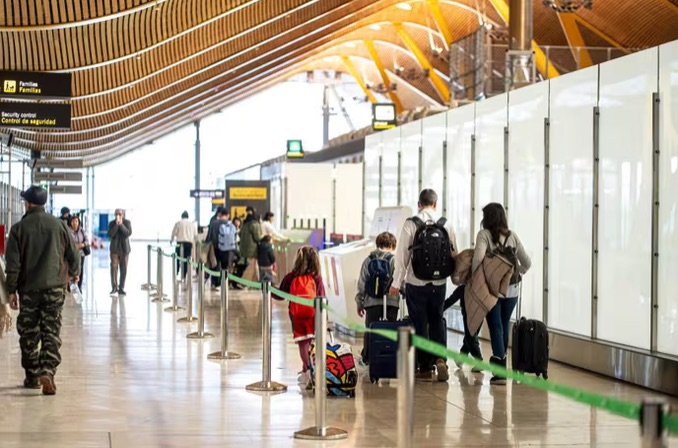 Detenidos dos ladrones en el aeropuerto de Barajas por robar al reguetonero Zion una mochila con 2,5 millones de dólares