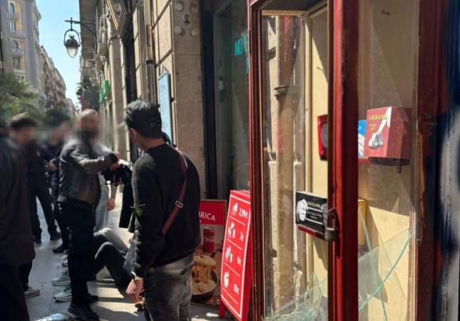 Un ladrón roba el móvil a un agente de paisano de los Mossos durante una detención en Barcelona