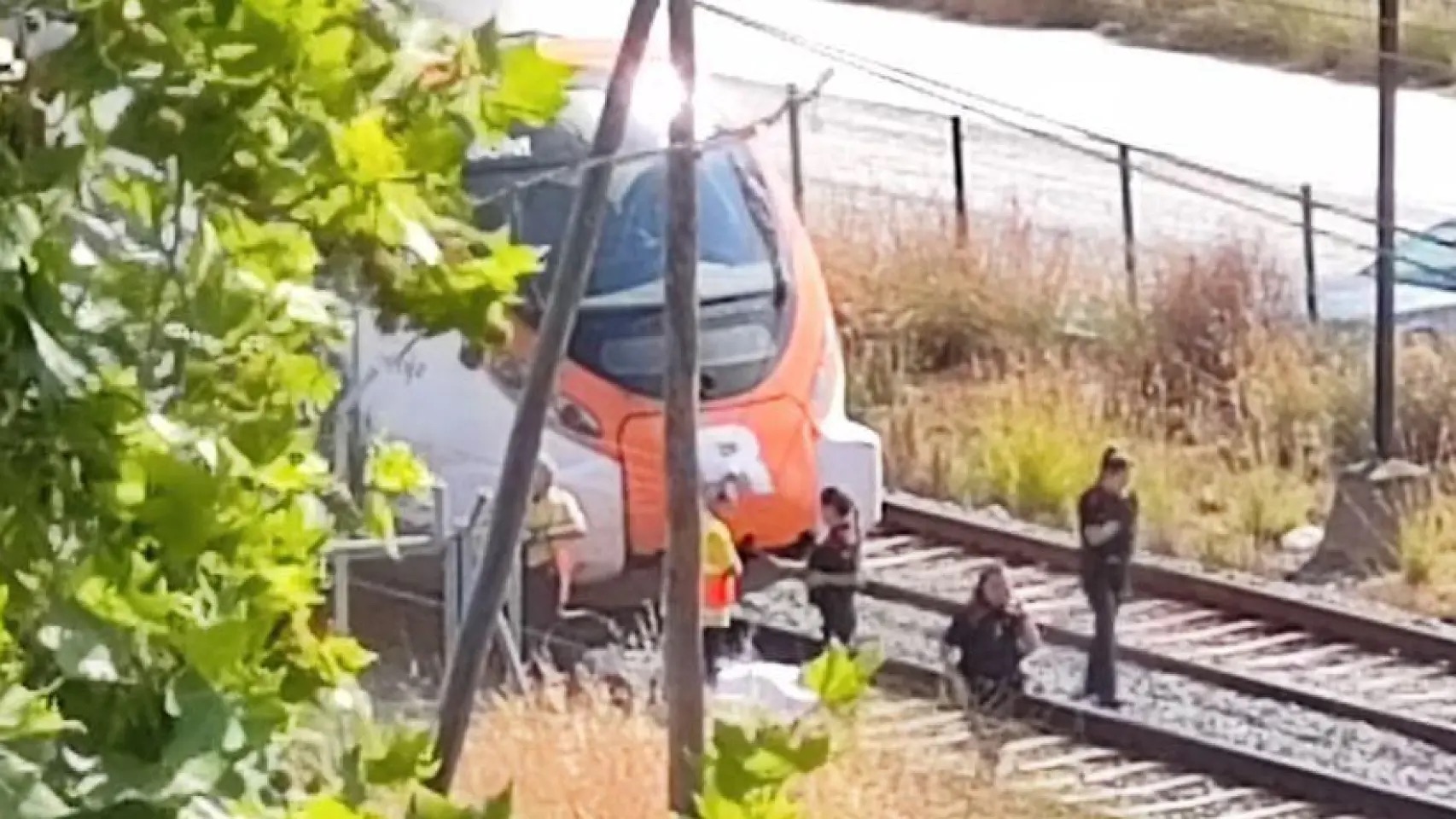 Huida mortal: arrollado un hombre por un tren en Sant Adrià tras robar un móvil e intentar escapar