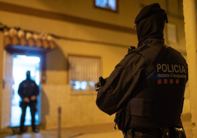 Dos detenidos en Reus por lanzar piedras y petardos a la policía tras tenderles trampas con llamadas falsas al 112