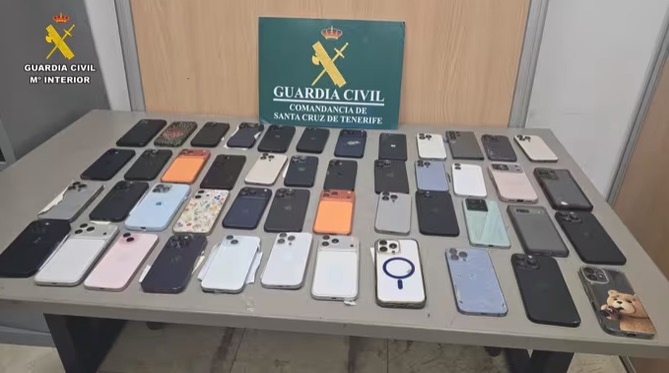 Cazan en el aeropuerto de Tenerife Norte a un hombre que viajaba con 47 móviles robados en su maleta