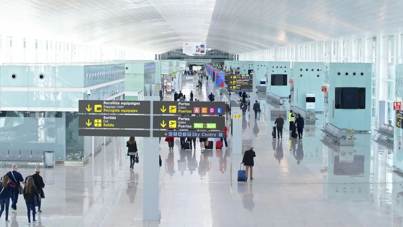 Detenido en el aeropuerto de Barcelona un hombre de 80 años por agredir sexualmente a una pasajera durante el embarque