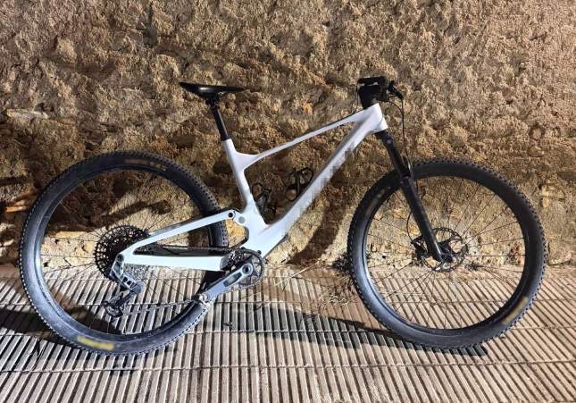 Recupera su bicicleta de 4.000€ robada en La Múnia tras engañar al ladrón citándolo en Wallapop