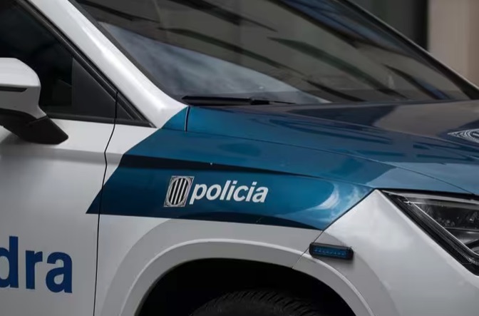 Los Mossos d'Esquadra detienen a un ladrón 'in fraganti' mientras forzaba un coche tras asaltar una vivienda cercana