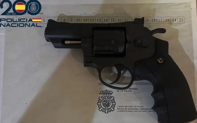 Detenida por amenazar con un revólver a una mujer y a sus cuatro hijos en el piso que comparten en Palma