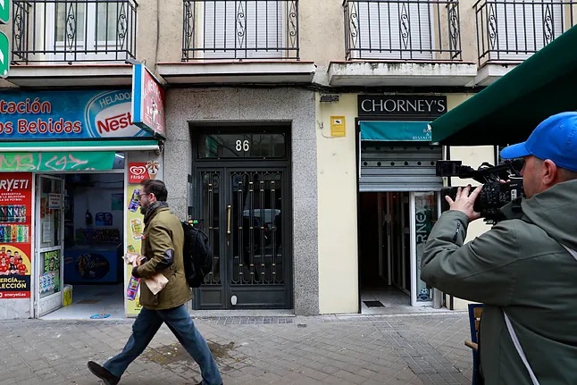 Detenido un hombre de 34 años en Chamberí tras atrincherarse con un arma simulada y amenazar a su familia