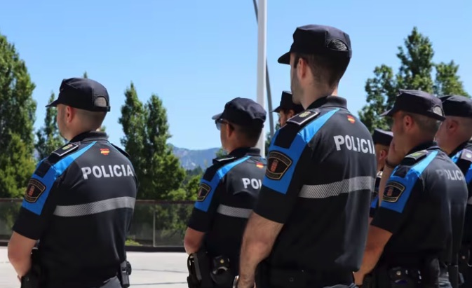 Sorprendidos cuatro jóvenes (dos menores) rajando ruedas de coches con navajas: tres están en situación irregular
