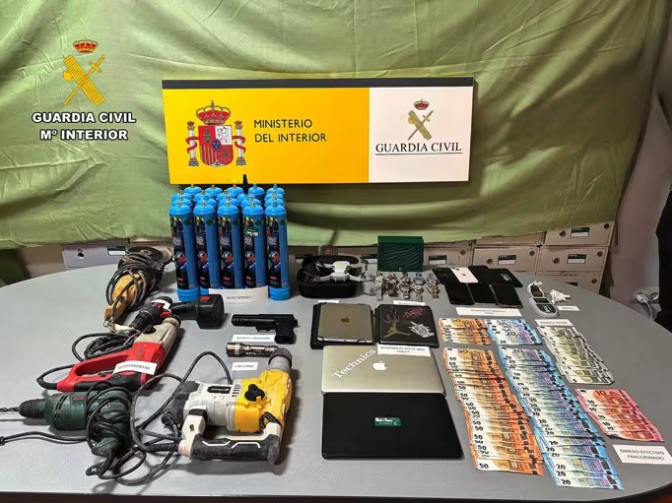 La Guardia Civil desarticula dos puntos de venta de droga y detiene a dos jóvenes en Ibiza