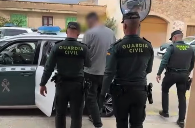 Dos detenidos tras una persecución policial por robar licores, bolsos y dinero en comercios de Santanyí