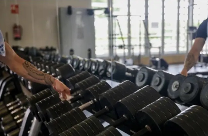 Detenida una pareja que huía en bici tras robar mancuernas de madrugada en un gimnasio de Zaragoza