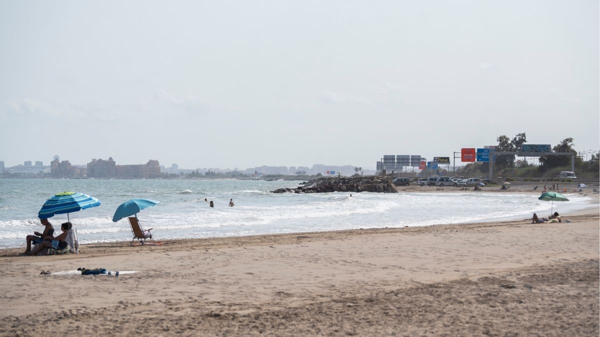Cierran varias playas del sur de Valencia por un vertido de material desconocido
