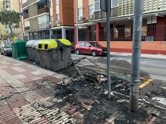 Investigan una serie de incendios posiblemente intencionados que han calcinado contenedores y vehículos en Carabanchel