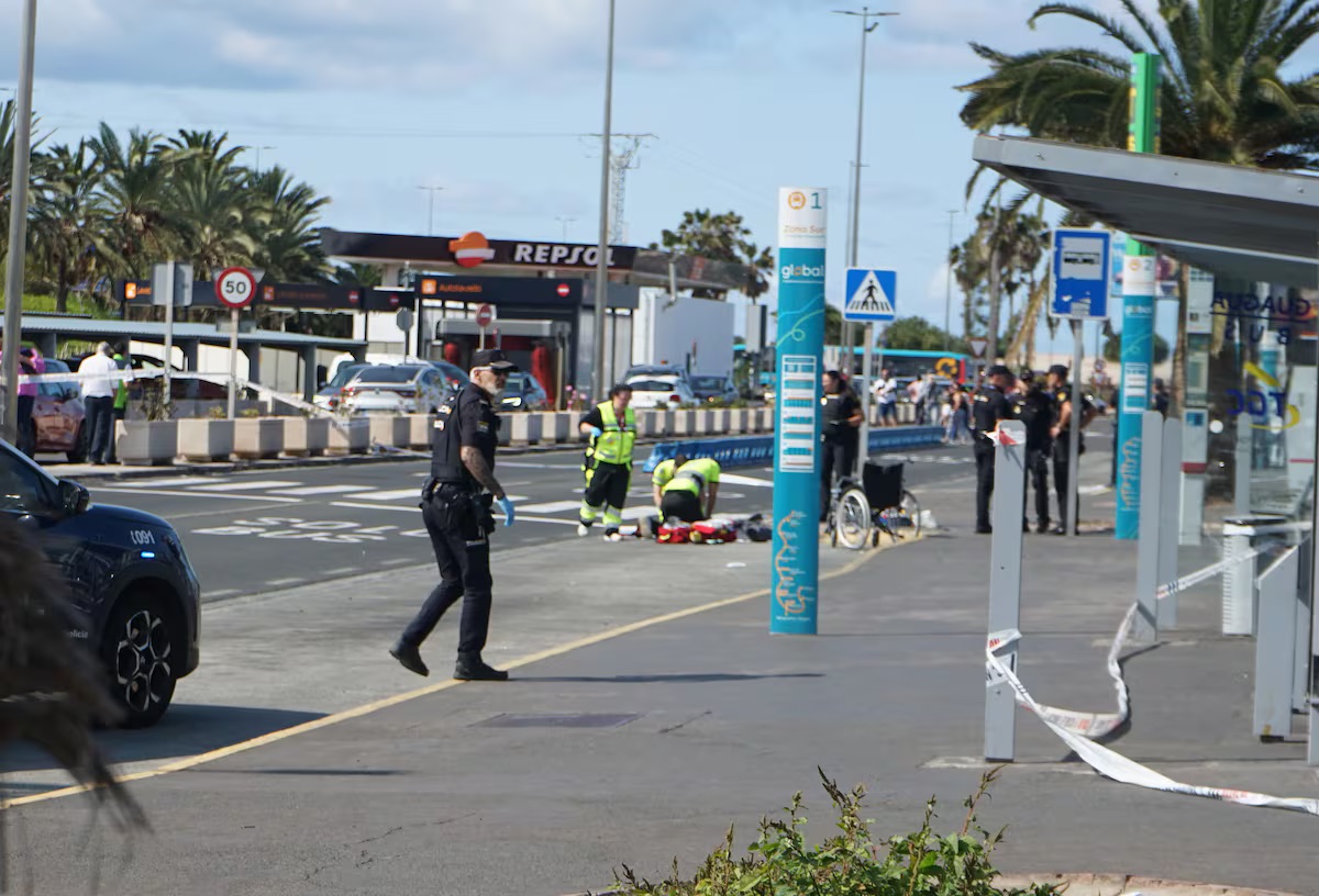 El agresor del aeropuerto de Gran Canaria derribó a un policía y atacó a otro antes de ser abatido