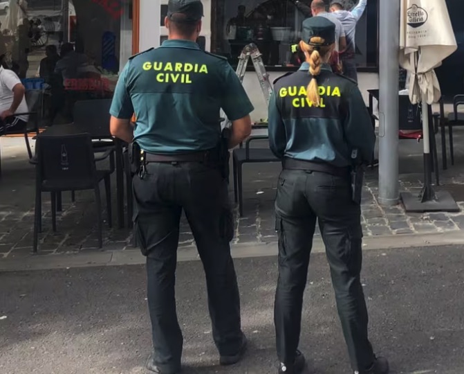 Detenido un hombre en Vecindario por amenazar con un cuchillo a una mujer y patear a su hijo menor