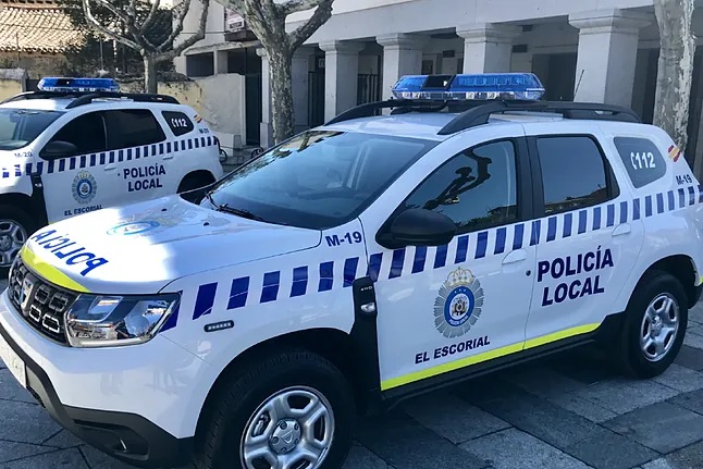 Policía Local de El Escorial rescata a una mujer de 94 años y a su hijo en Los Arroyos