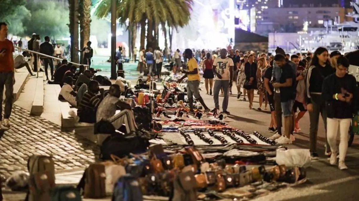 La Guardia Civil destruye más de 2.500 productos falsificados para proteger la salud pública y la propiedad industrial