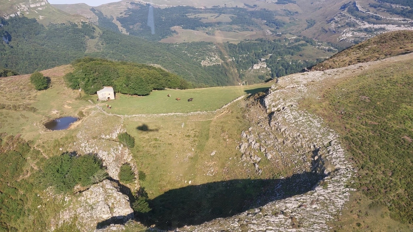 Rescatado un senderista de Guadalajara tras pasar la noche herido en Los Collados del Asón, Cantabria
