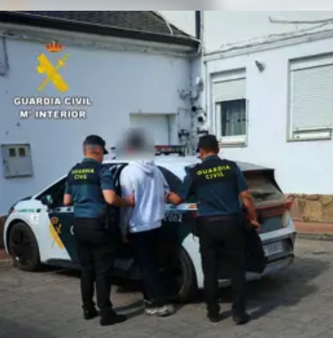 Detenido un joven de 19 años por una oleada de pintadas en Camponaraya que afectó a un edificio histórico