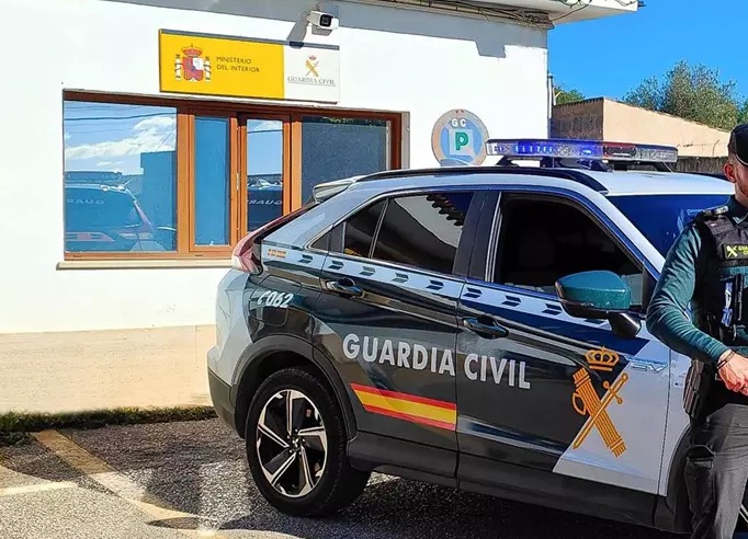 Detenido un menor por robar a un hombre haciéndole un 'mataleón' y realizar compras con sus tarjetas en Mallorca