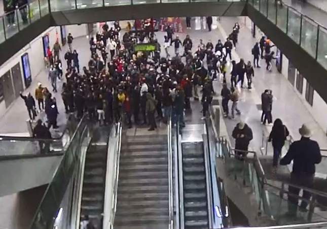 Ocho detenidos por una fiesta ilegal en el Metro de Barcelona que causó daños por valor de 54.000 euros