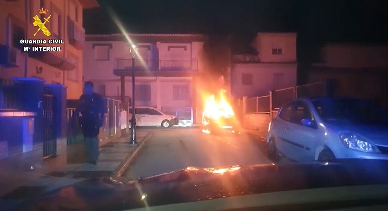 Dos detenidos por robar en un coche y luego incendiarlo en Atarfe para ocultar pruebas