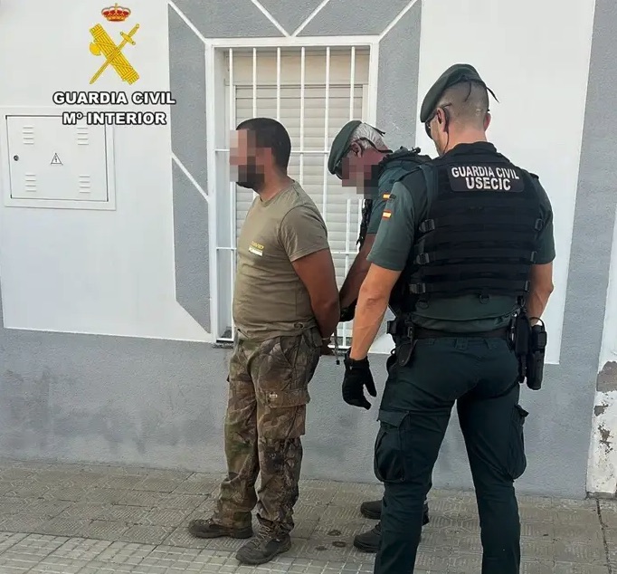Cinco detenidos por secuestrar, golpear y amenazar con una pistola a un vecino en Zafra