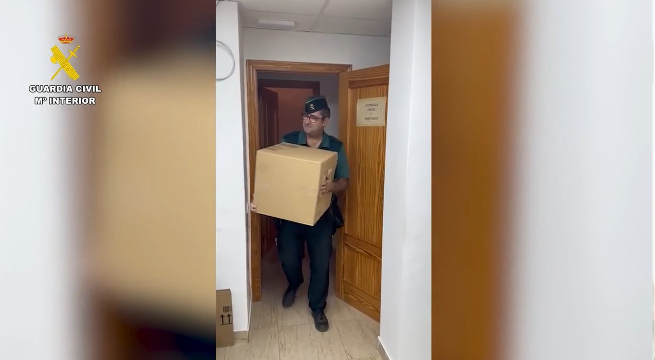 Cae un punto de venta de tabaco de contrabando en La Manga con casi 2.000 cajetillas incautadas