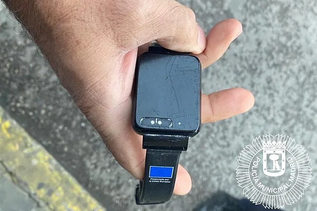 Identificado un hombre con dos órdenes de alejamiento que llevaba su pulsera de geolocalización en el bolsillo