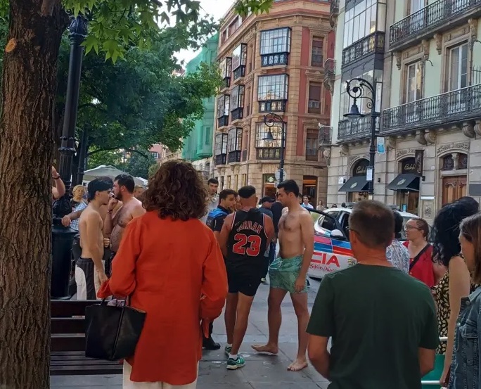 Detenido un ladrón en Gijón tras ser perseguido en bañador por un grupo de bañistas a los que robó