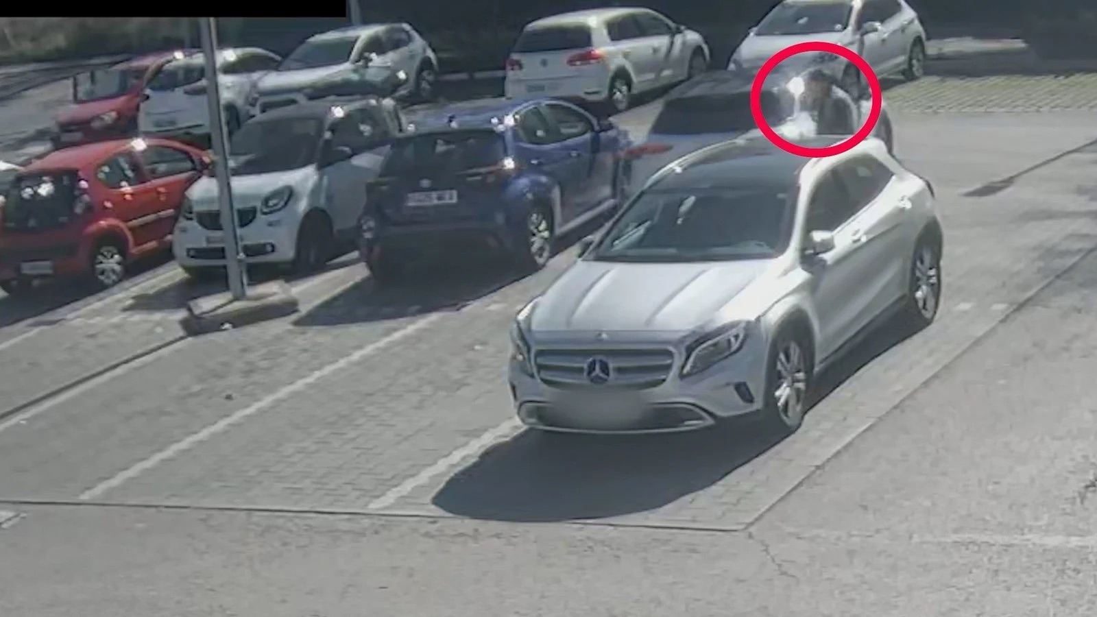 Ocho detenidos en Madrid por una veintena de hurtos con el «método de la siembra»