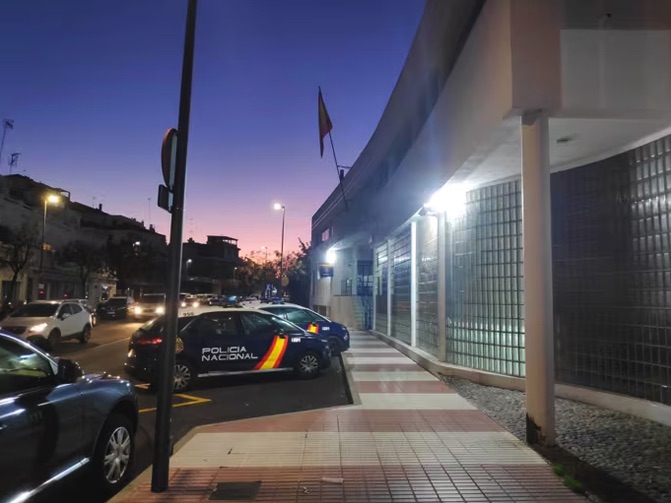 Detenido un británico por intentar apuñalar en el cuello a un hombre de 61 años tras una discusión de tráfico