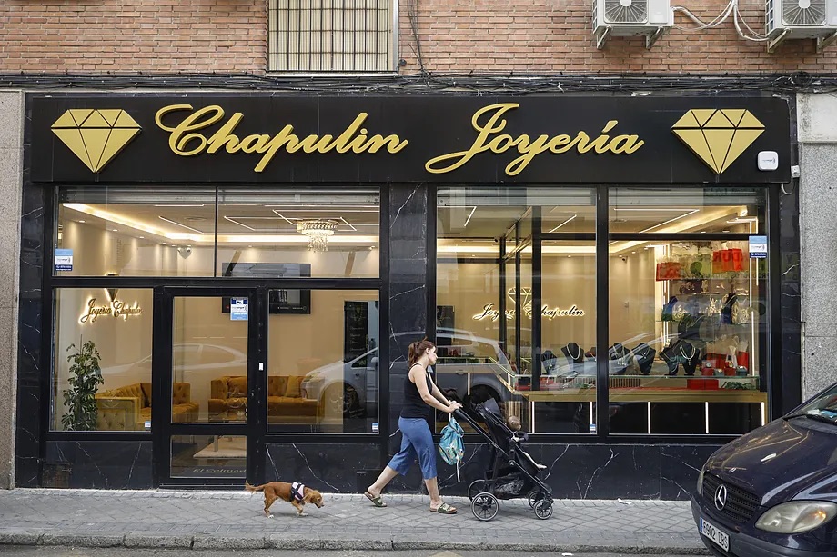 Operación policial en Usera contra una joyería que vendía artículos de lujo falsos a precio de mercado