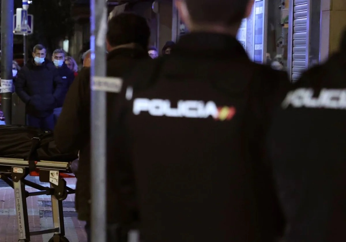 Herido grave un hombre de 36 años tras recibir cuatro puñaladas en plena calle en el distrito de Latina