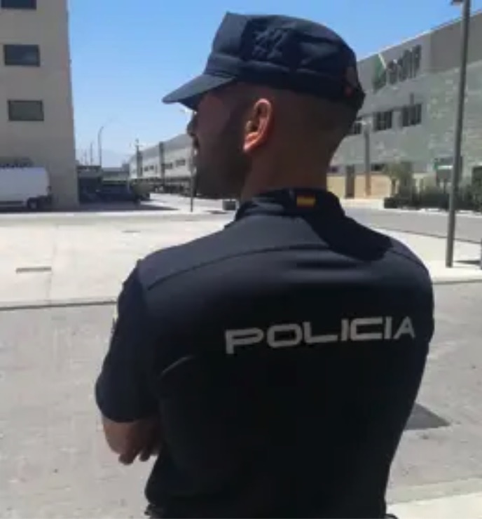 Un hombre con un arma blanca atraca un supermercado en el barrio de Jinámar