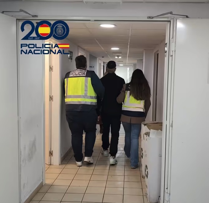 Detenido en Sevilla un fugitivo buscado por robo con violencia que intentó huir con conducción temeraria