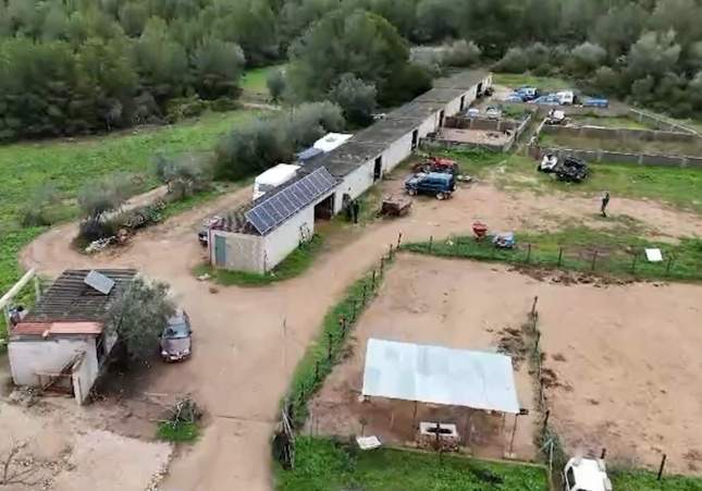 Desmantelado un taller ilegal que reparaba vehículos sin licencia y vertía residuos tóxicos junto a una zona protegida