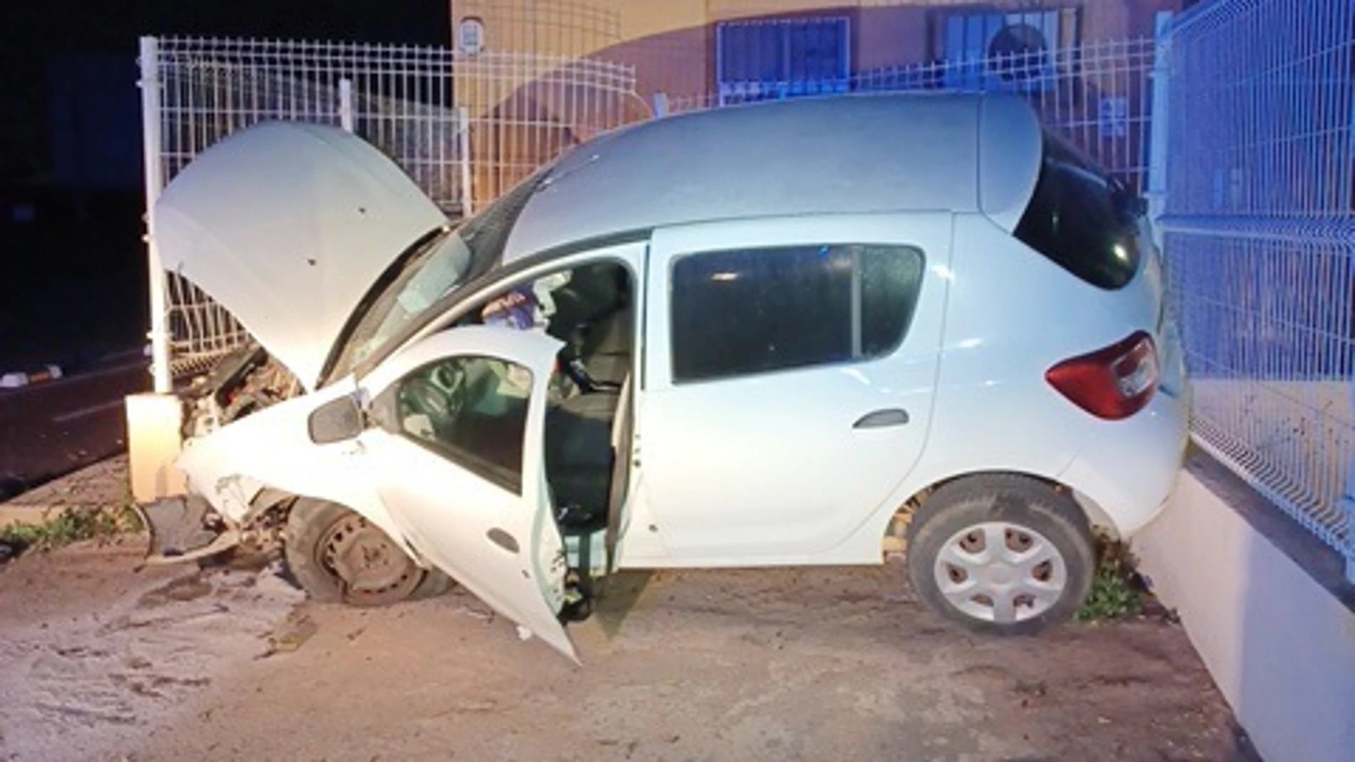 Un conductor resulta herido tras perder el control de su vehículo y empotrarse contra el patio de una vivienda