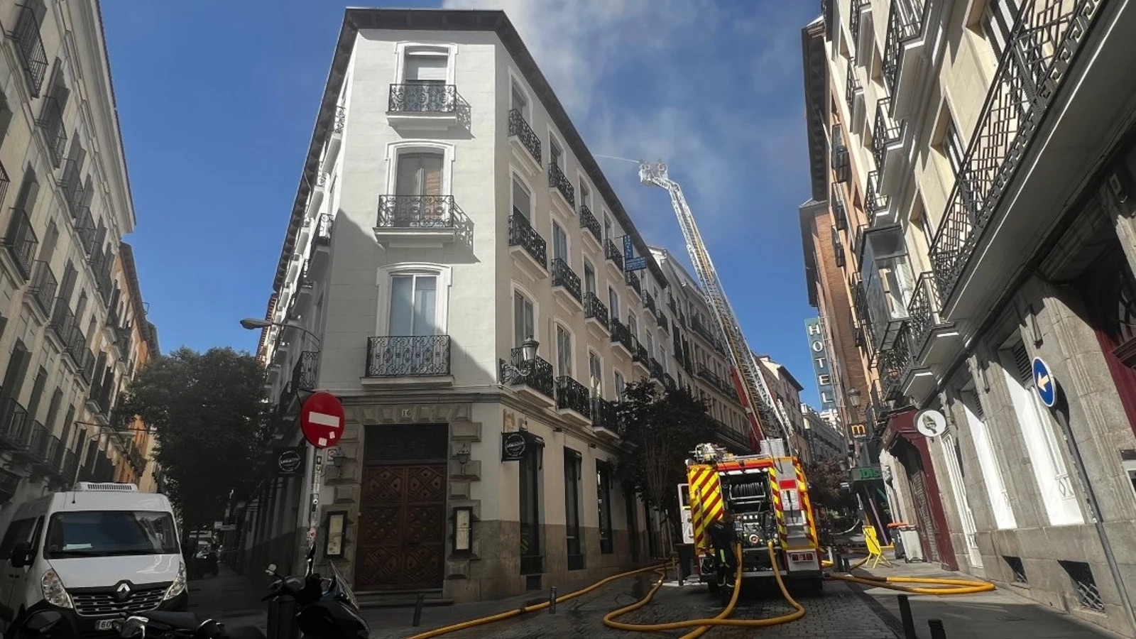 Dos intoxicados por humo en incendio de dos viviendas en la calle Prado, centro de Madrid