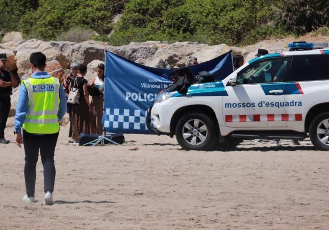Hallado el cuerpo de un hombre en la playa del Far de Vilanova i la Geltrú; los Mossos investigan una muerte violenta