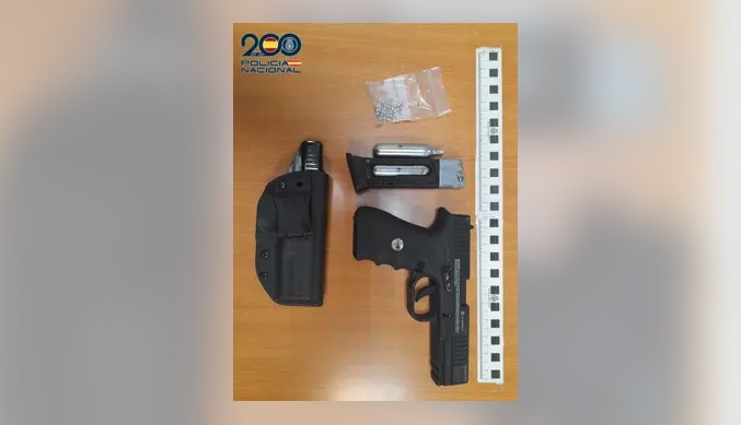 Detenidos dos jóvenes en Valladolid por intentar robar en un supermercado armados con una pistola de gas