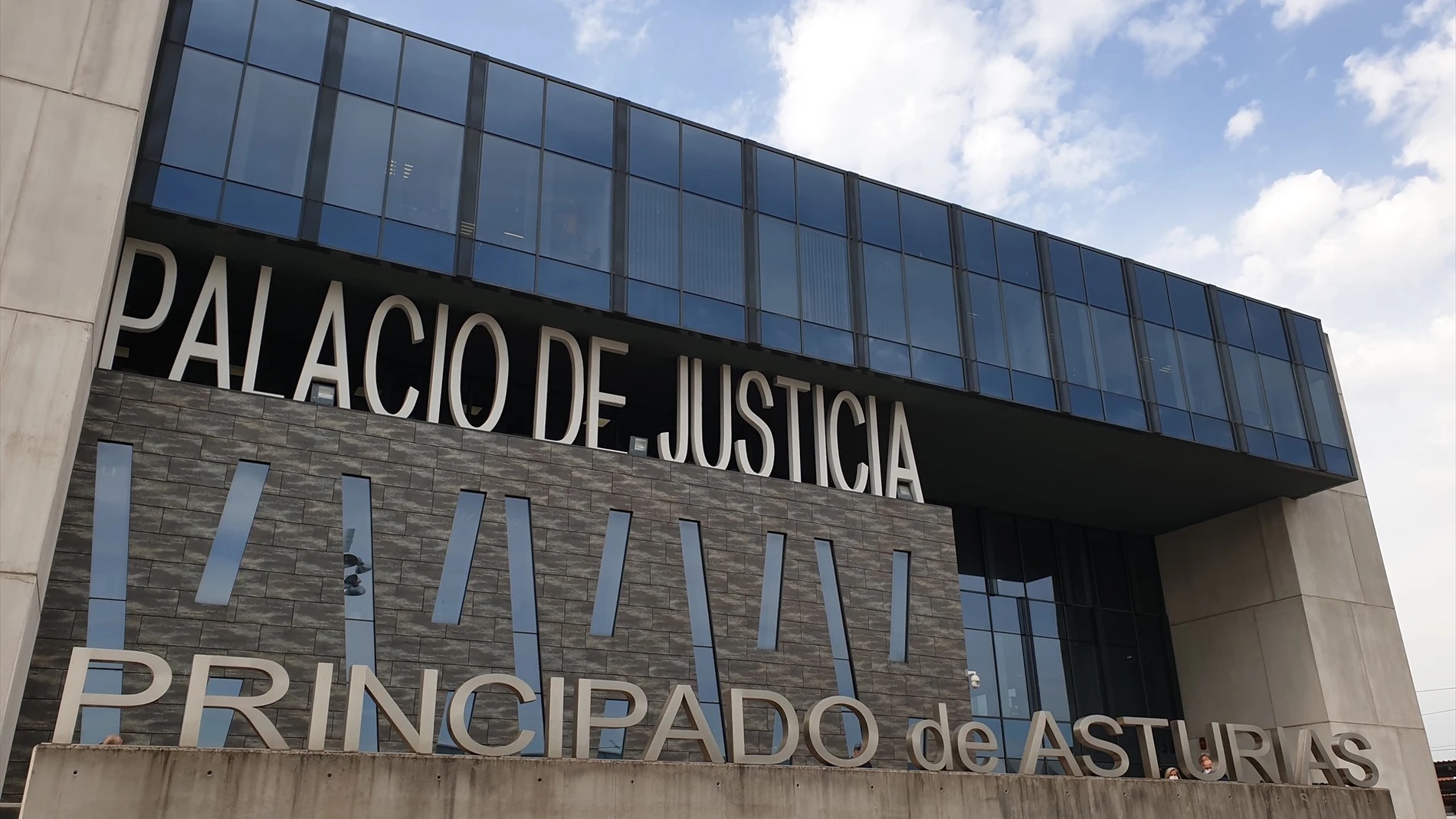 Juzgado en Gijón por violar a una mujer tras encerrar a su amigo en la terraza para que no la ayudara