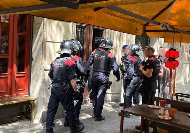 Un hombre ataca con un machete a otro en pleno Sant Jordi en Barcelona y se refugia en un piso ocupado