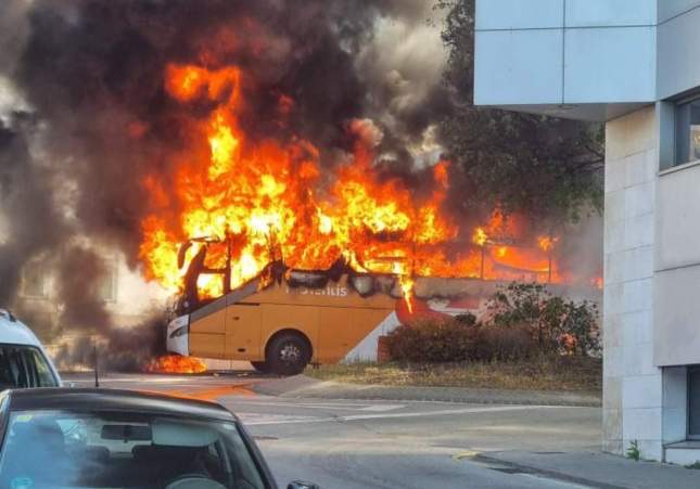 Un espectacular incendio calcina un autobús en Palamós y obliga a confinar a vecinos, un colegio y el hospital