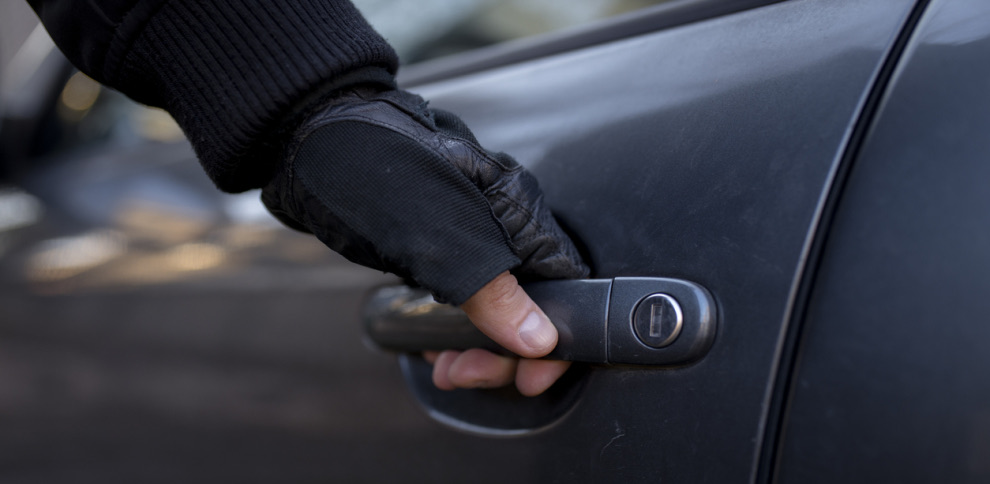 Detienen a dos personas por robar en el interior de vehículos mediante mandos inhibidores en Málaga