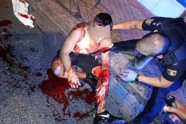 Detenido un joven por apuñalar a otro con un cuchillo militar frente a una discoteca de Usera.