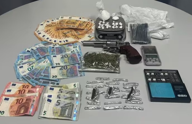 Detenidos cuatro miembros de una familia en Bell-lloc d'Urgell por venta de drogas desde su domicilio