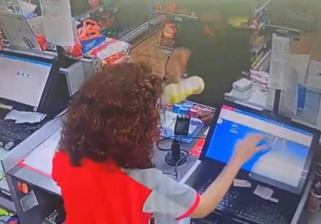 Un ladrón rocía con lejía a la trabajadora de una gasolinera en Barcelona para robar la caja