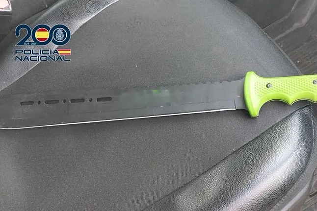 Detenido un padre en Hortaleza por amenazar con un machete al entrenador de su hijo durante un partido de fútbol