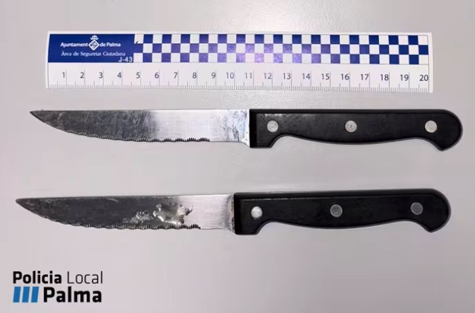 Detenido un hombre por amenazar con dos cuchillos a una trabajadora de un centro comercial para pedirle tabaco